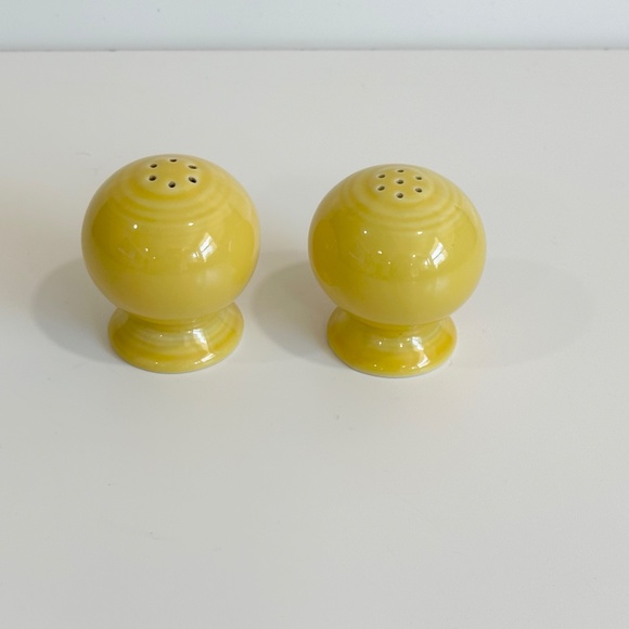 Fiestaware classic sunflower yellow salt & pepper shaker set Fiesta - Picture 4 of 5